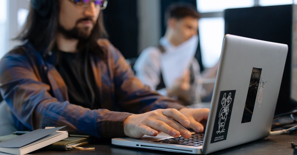 Consultant informatique freelance travaillant sur son ordinateur portable en portage salarial